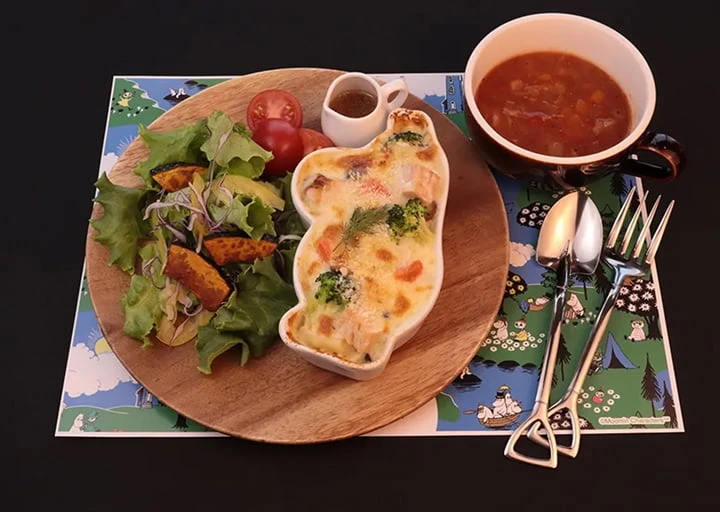 姆明的北海道產鮭魚和多彩蔬菜的忌廉焗飯